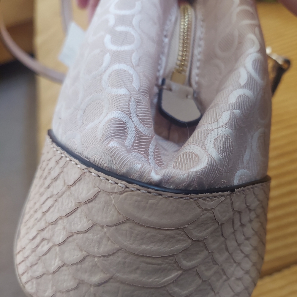 Coach Light Tan With Signature  C. Sachel/ Shoulder Bag NWT. Incl. Dust Bag - Picture 4 of 12
